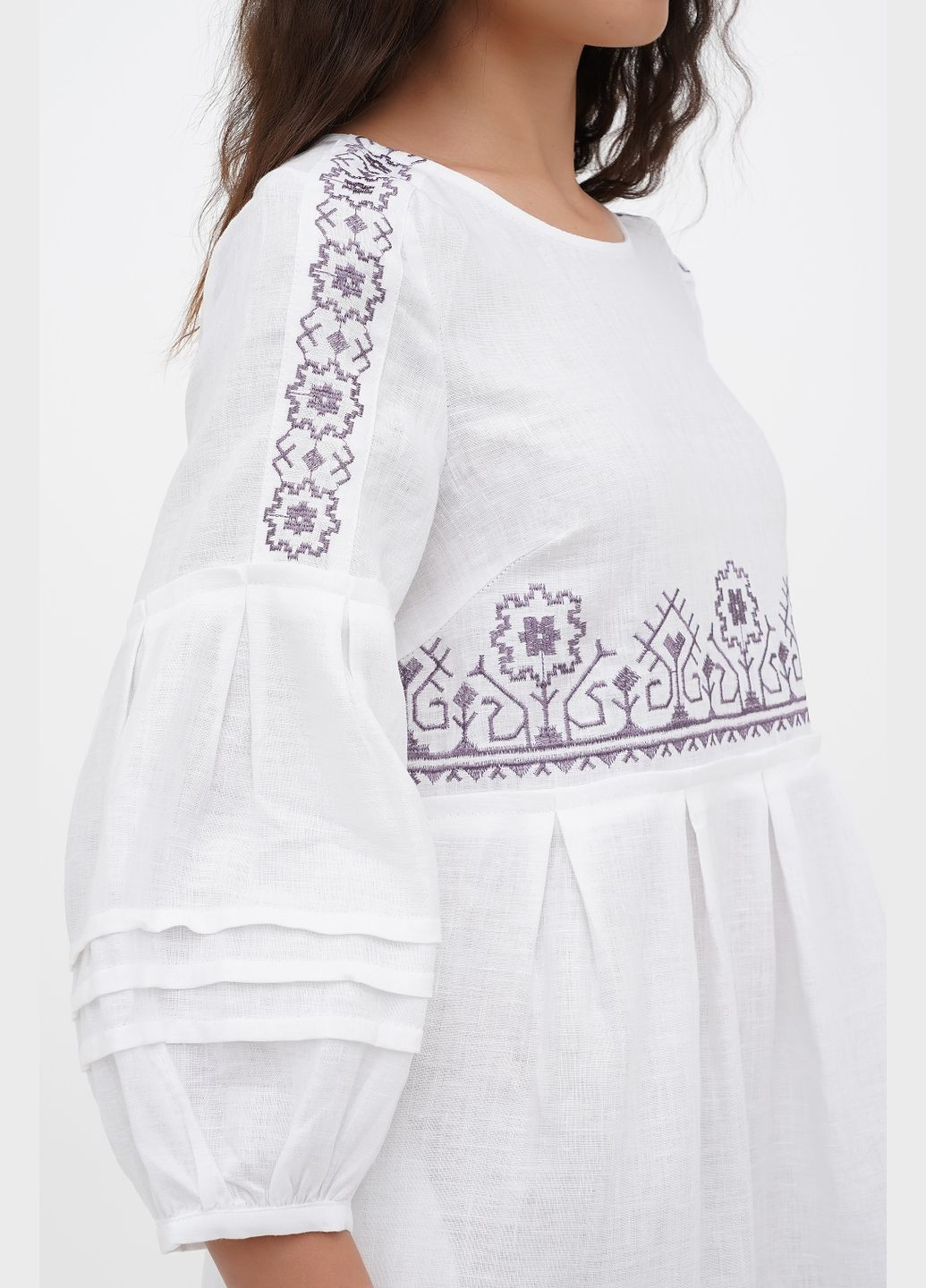 Белое вышитое мини платье из тонкого льна с цветочным геометрическим орнаментом пектораль. черный, р.38, код 0401/38/147 ГАЛЕРЕЯ ЛЬОНУ