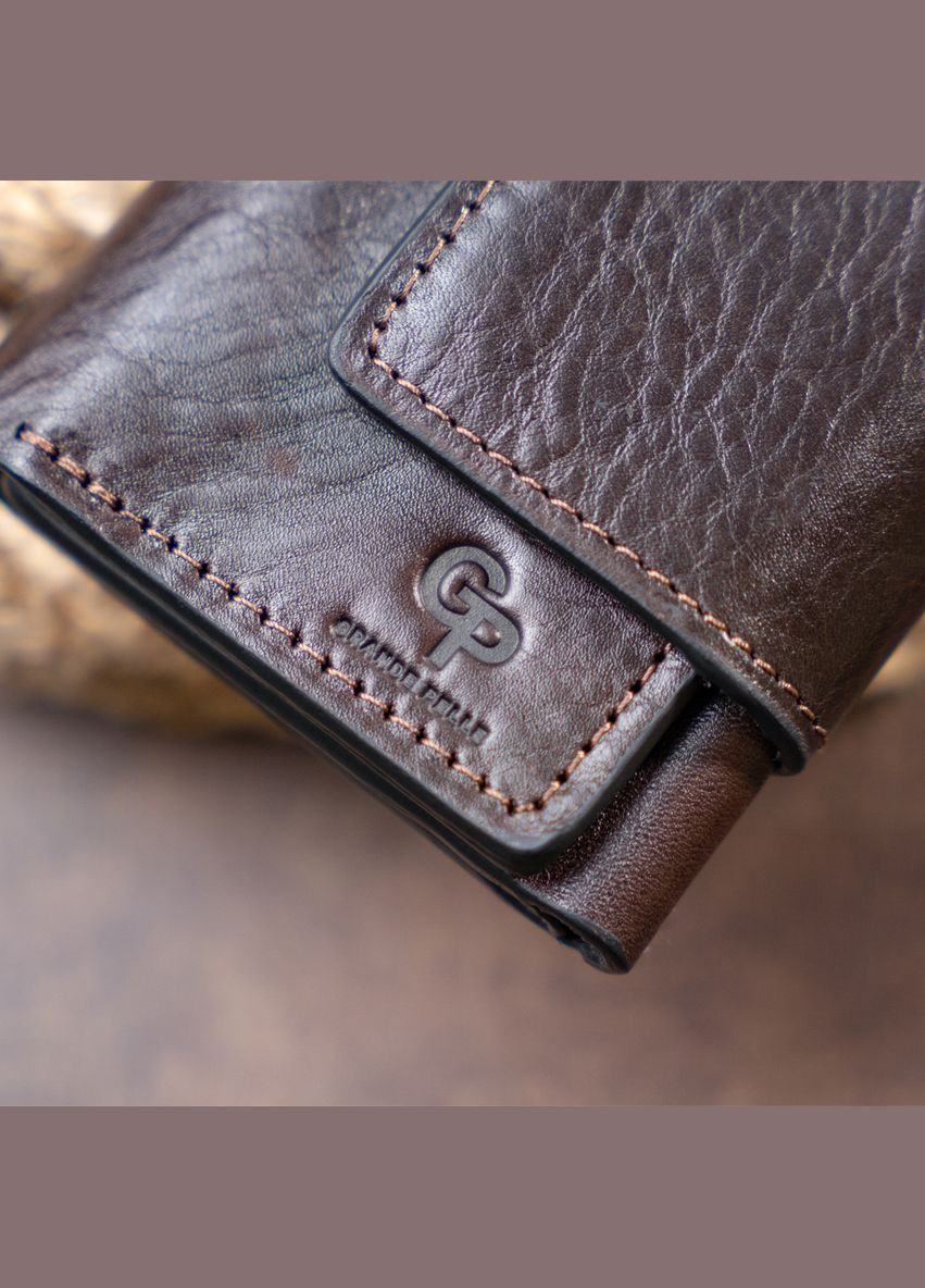 Портмоне вертикальное с хлястиком на магните на одно отделение коричневое 11305 Grande Pelle (329198307)