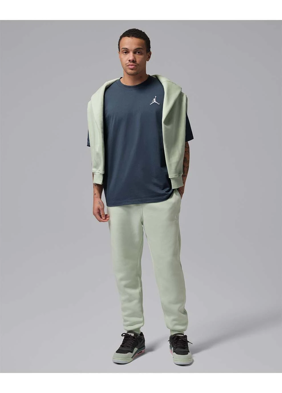 Серая мужская футболка m jumpman emb ss crew серый Jordan