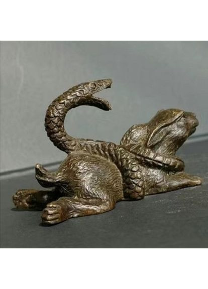 Миниатюрная античная медная статуэтка в виде обернутая змеи вокруг кролика No Brand (305197961)