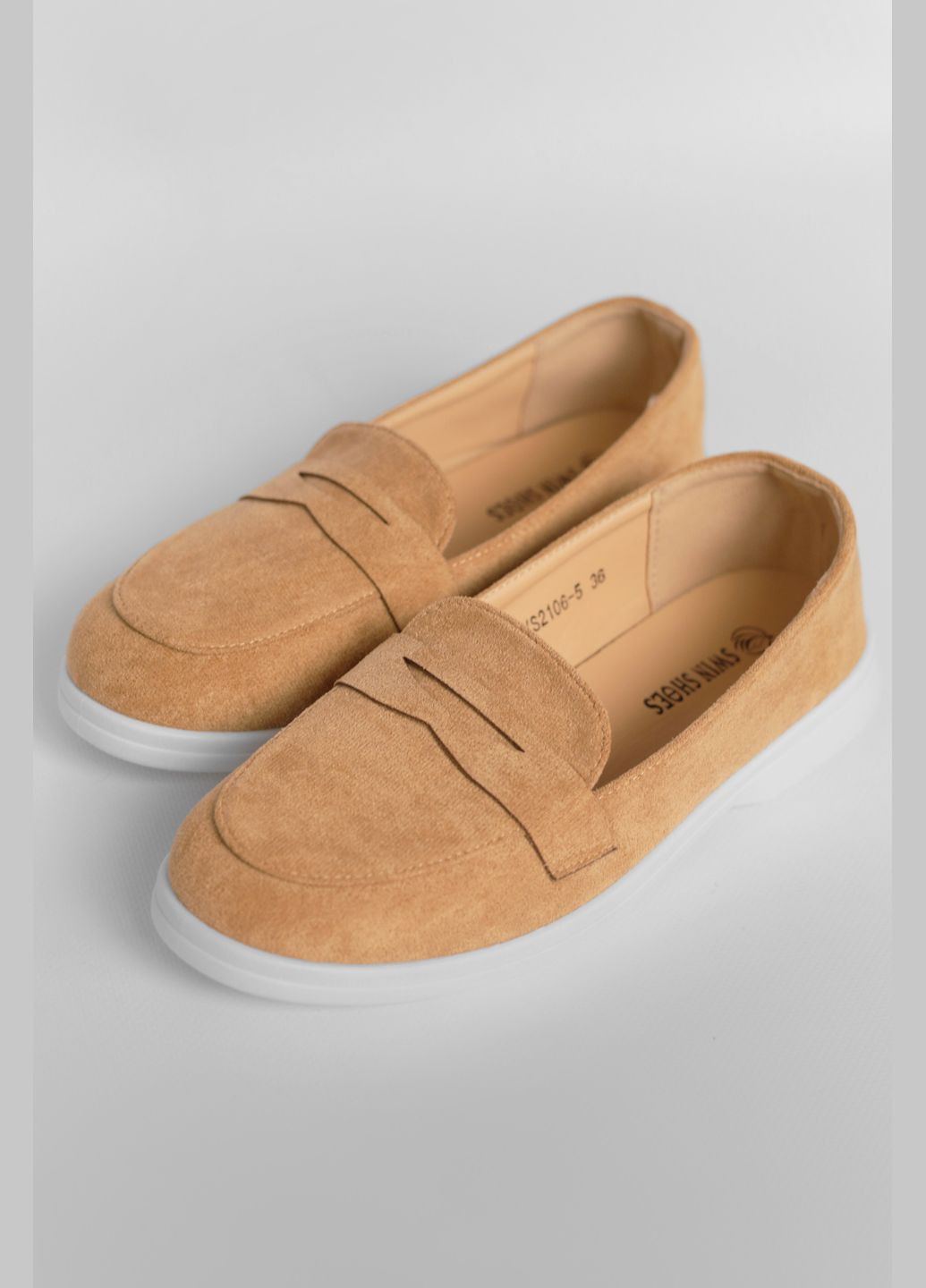 Туфлі-лофери жіночі бежевого кольору Let's Shop (292548757)