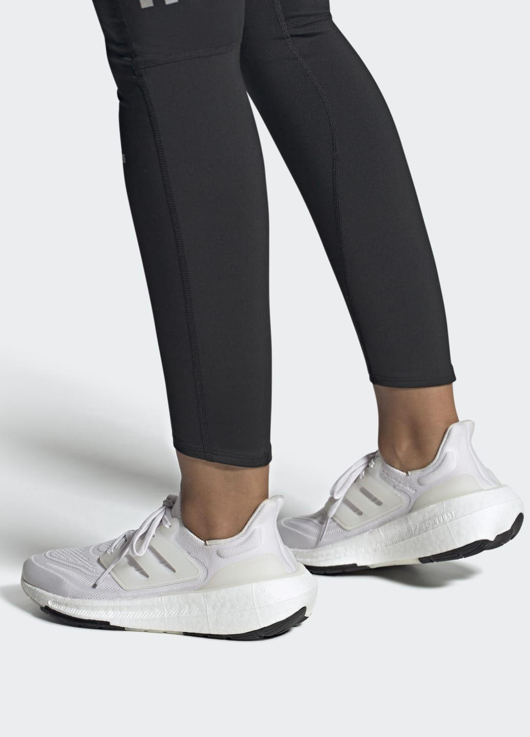 Белые всесезонные кроссовки ultraboost light adidas