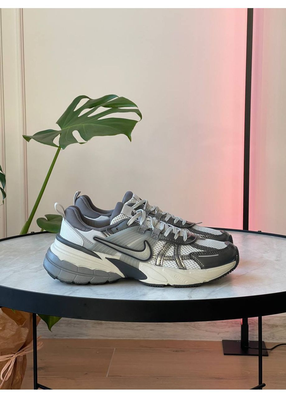Сірі Осінні кросівки чоловічі і жіночі nike runtekk v2k summit white metalic silver | найк рантекк в2к сірі білі No Brand
