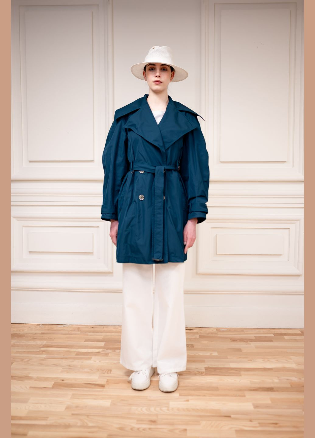 Хлопчатобумажный укороченный тренч бирюзового цвета с фактурным ручком носа Dolcedonna (340334770)