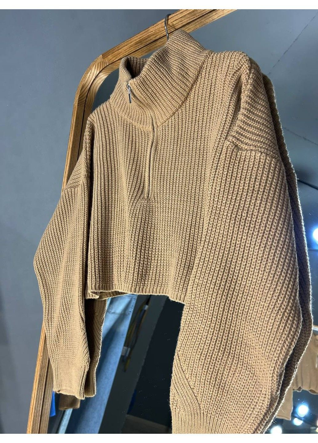 Темно-бежевий демісезонний светр жіночий 6752 короткий широкий оверсайз блискавка на комірі MIX RAY