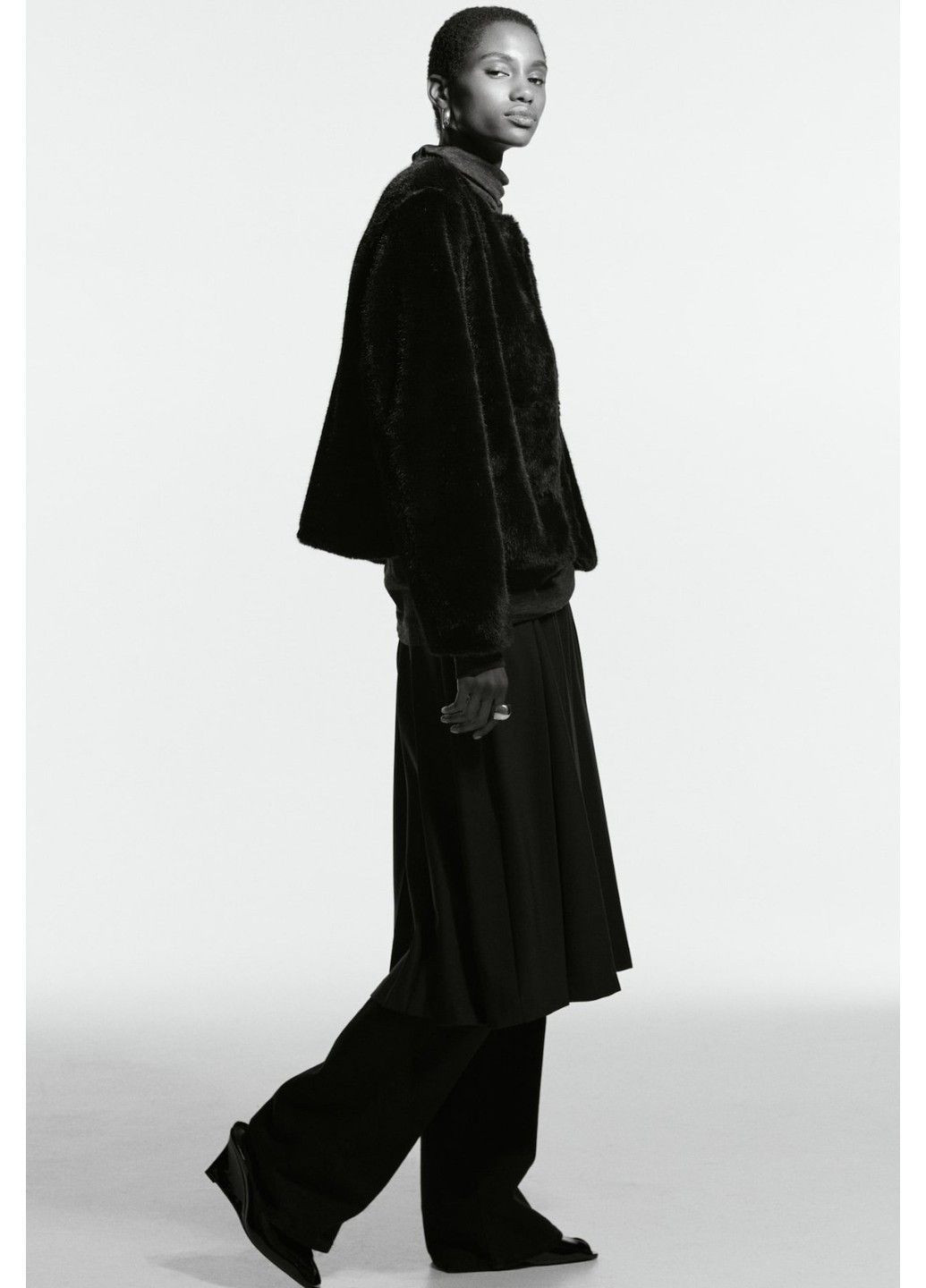 Черная демисезонная женская укороченная куртка из эко-меха н&м (58554) xs черная H&M