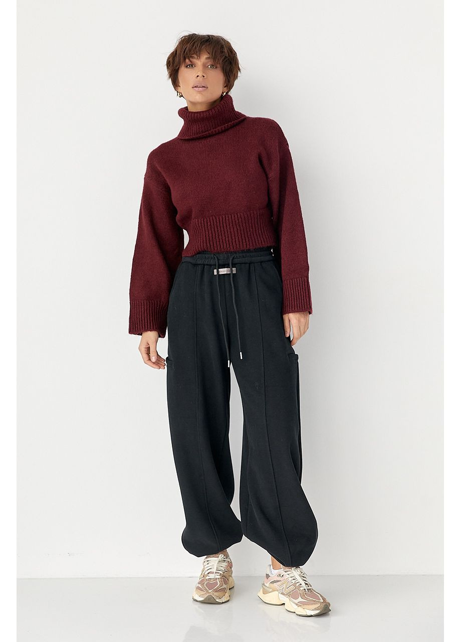 Бордовый зимний вязаный короткий свитер с высокой горловиной Lurex