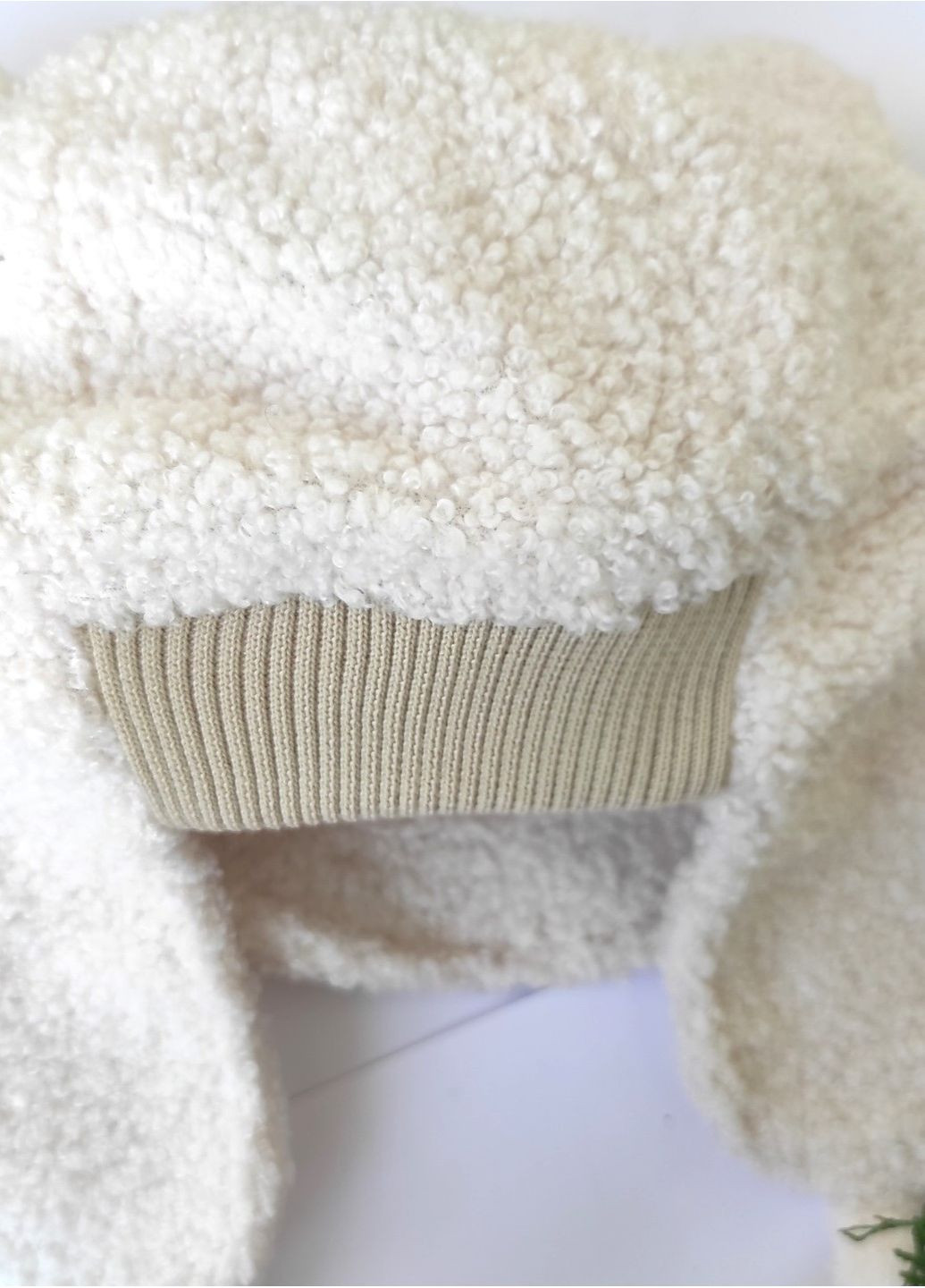 Зимова Жіноча Шапка Вушками Тедді Біла Теплий та Стильний Капор на Зав'язках No Brand зимова шапка з вушками (361969979)