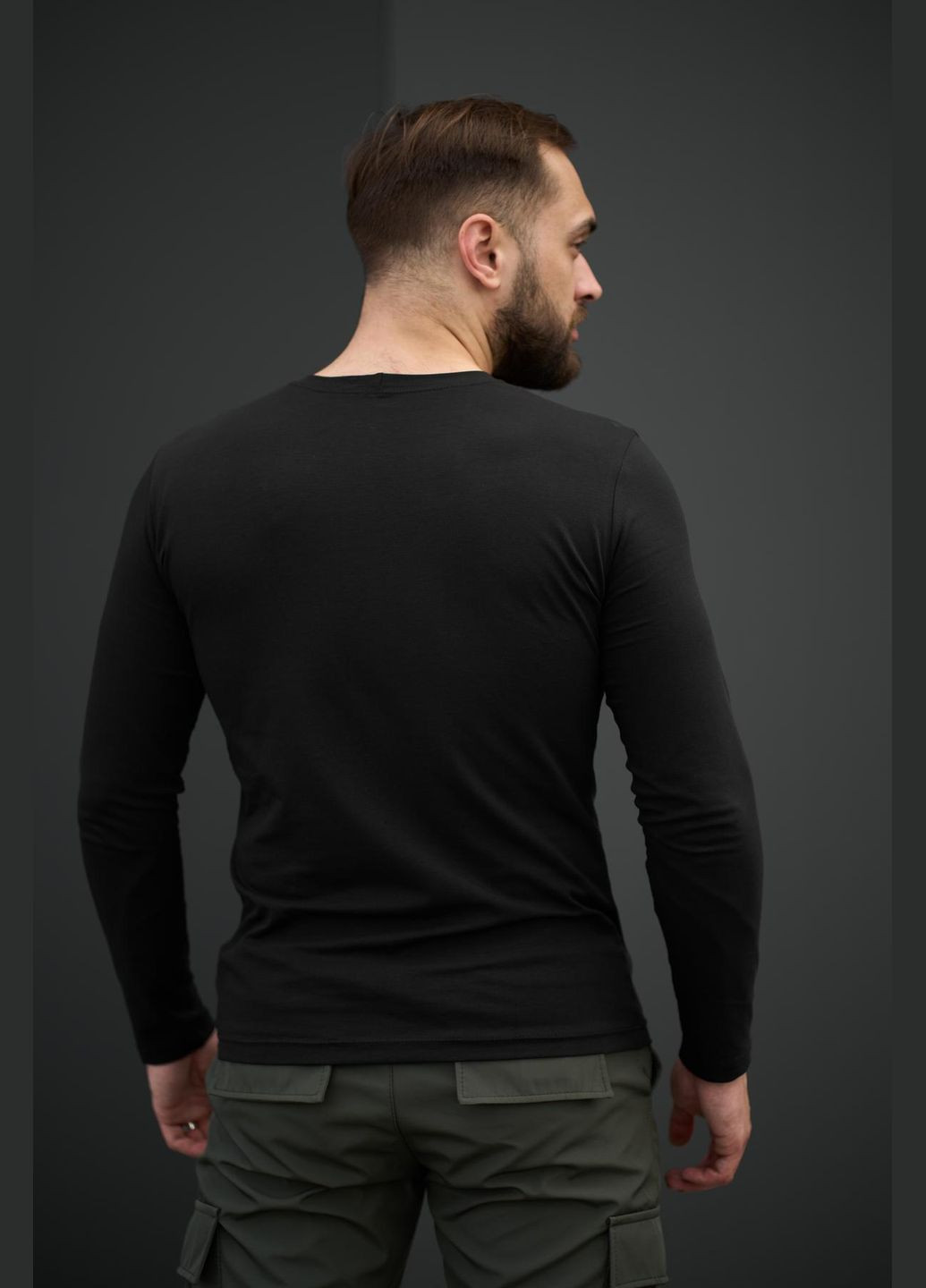 Черный лонгслив Vakko