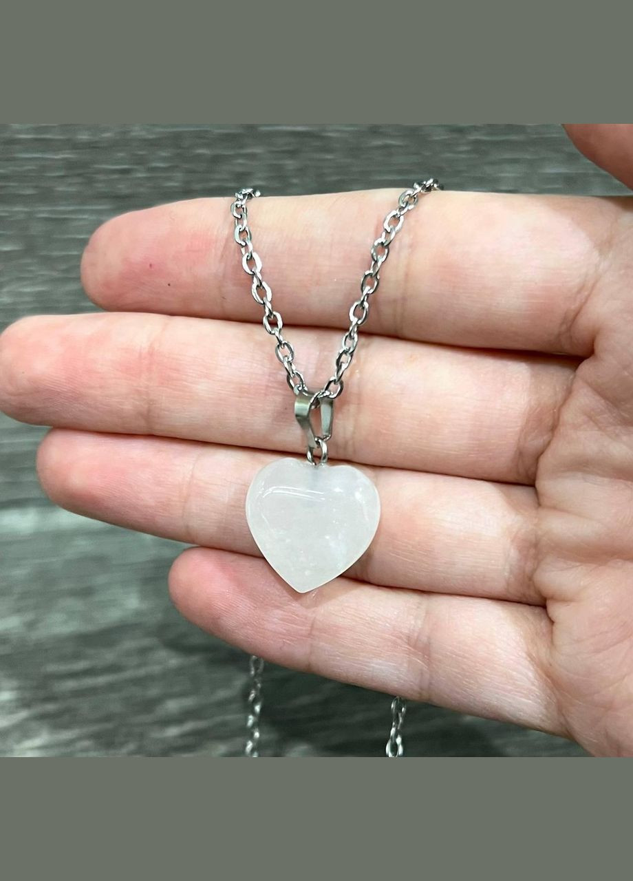 Кулон с натуральным камнем кварц в форме мини сердечка на цепочке в подарочной коробочке No Brand (331291744)