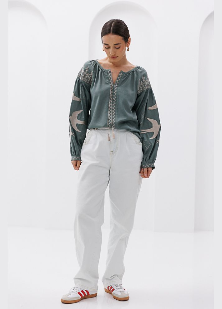 Зелена жіноча вишиванка з ластівками гладдю Arjen (295903445)