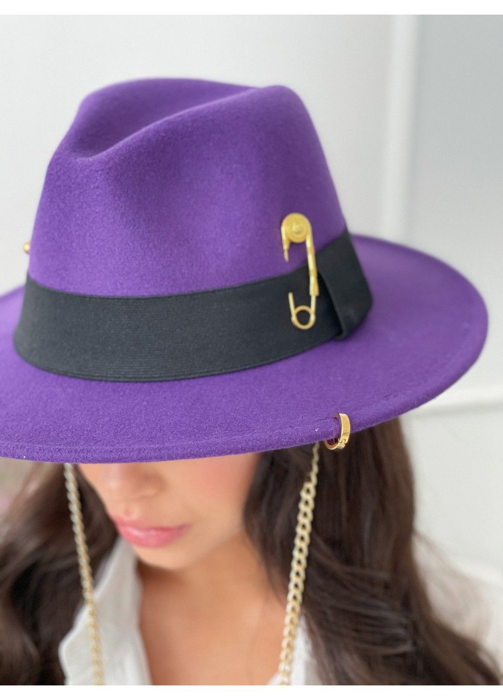 Капелюх жіночий Федора Calabria з металевим декором і ланцюжком фіолетовий No Brand (308448890)