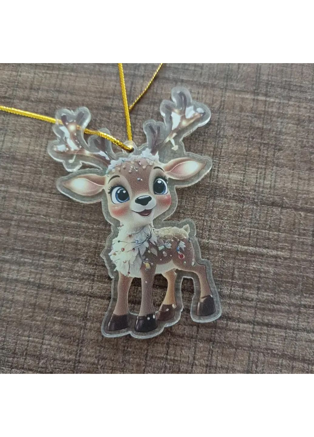 Акриловая подвеска для декора – елочная игрушка в виде праздничного оленя Санта Клауса. No Brand (314813433)
