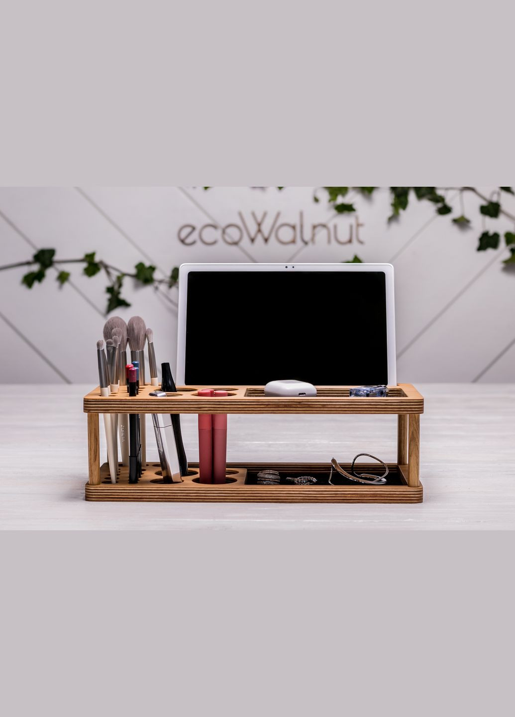 Жіноча підставка «Beauty Station» Органайзер для косметики та планшету з іменною гравіровкою EcoWalnut (294052413)