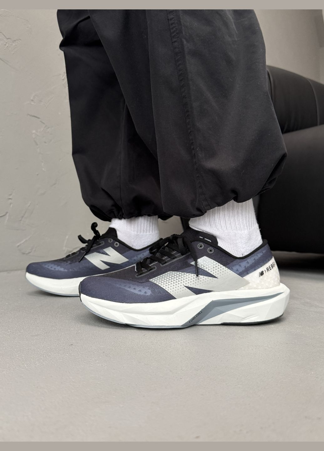 Синій Осінні кросівки чоловічі new balance fuelcell rebel v4 graphite grey white | нью беланс фьюлцел ребел сині No Brand