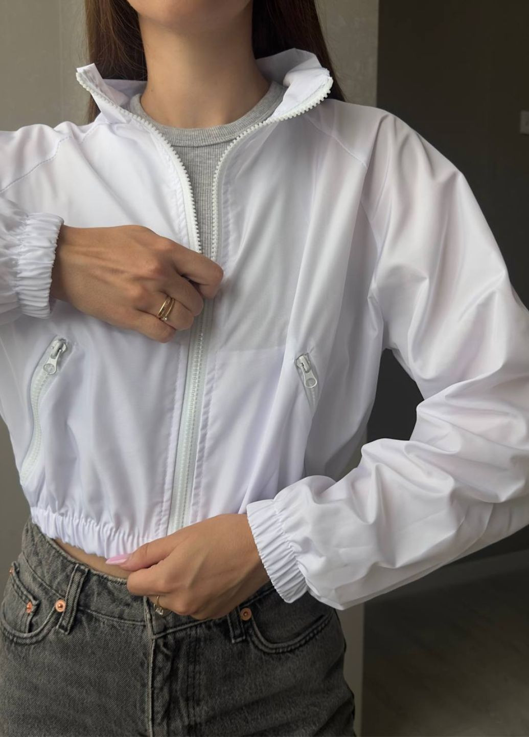 Базовая повседневная демисезонная укороченная ветровка на молнии с рукавами реглан, карманами и стойкой воротником Україна (328432641}