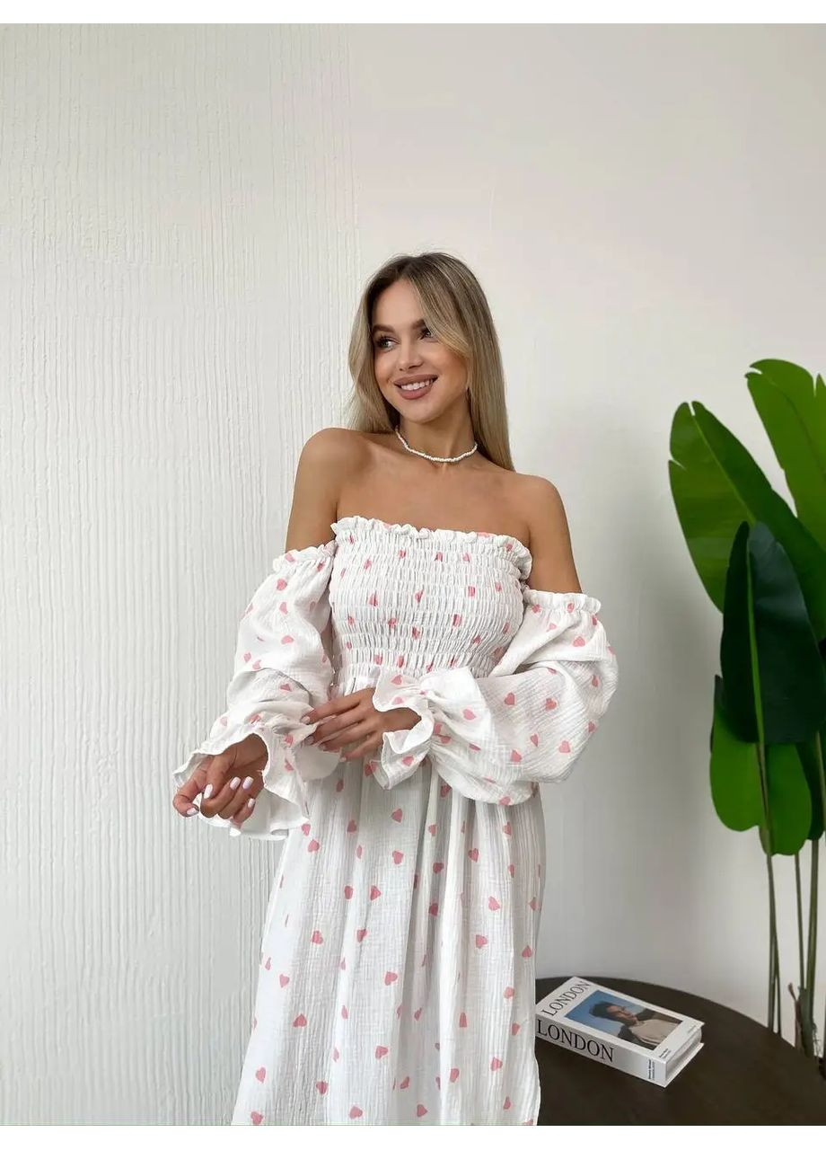 Молочна довга муслінова сукня білого кольору в рожеві сердечка No Brand