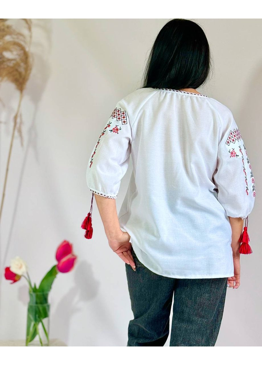 Белая красивая женская вышиванка с геометрическим орнаментом в белом цвете. прямой, свободная хлопок (352166469)