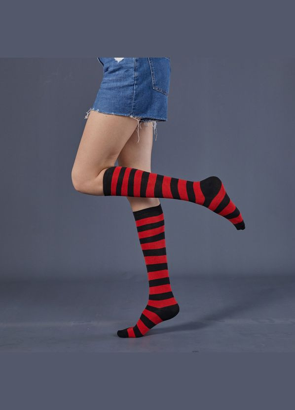 Гольфи до коліна смугасті чорно-червоні One Size No Brand (308205478)