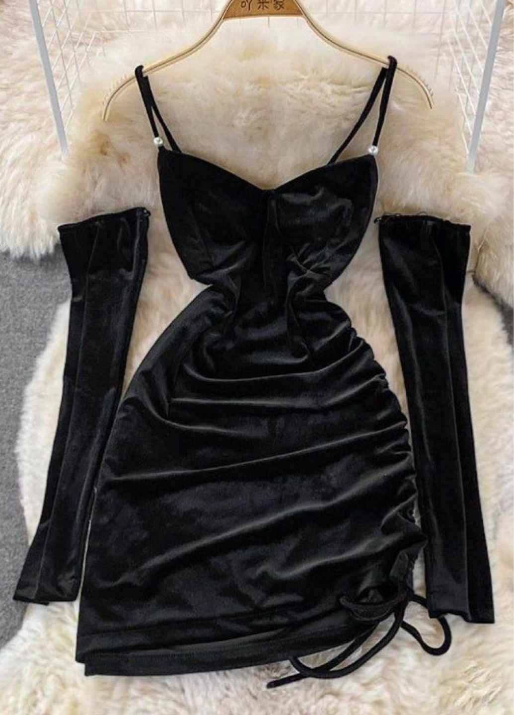 Чорна святковий, вечірня вишукана приталена вечірня міні сукня на бретельках з затяжкою збоку та мітенками в комплекті Україна однотонна