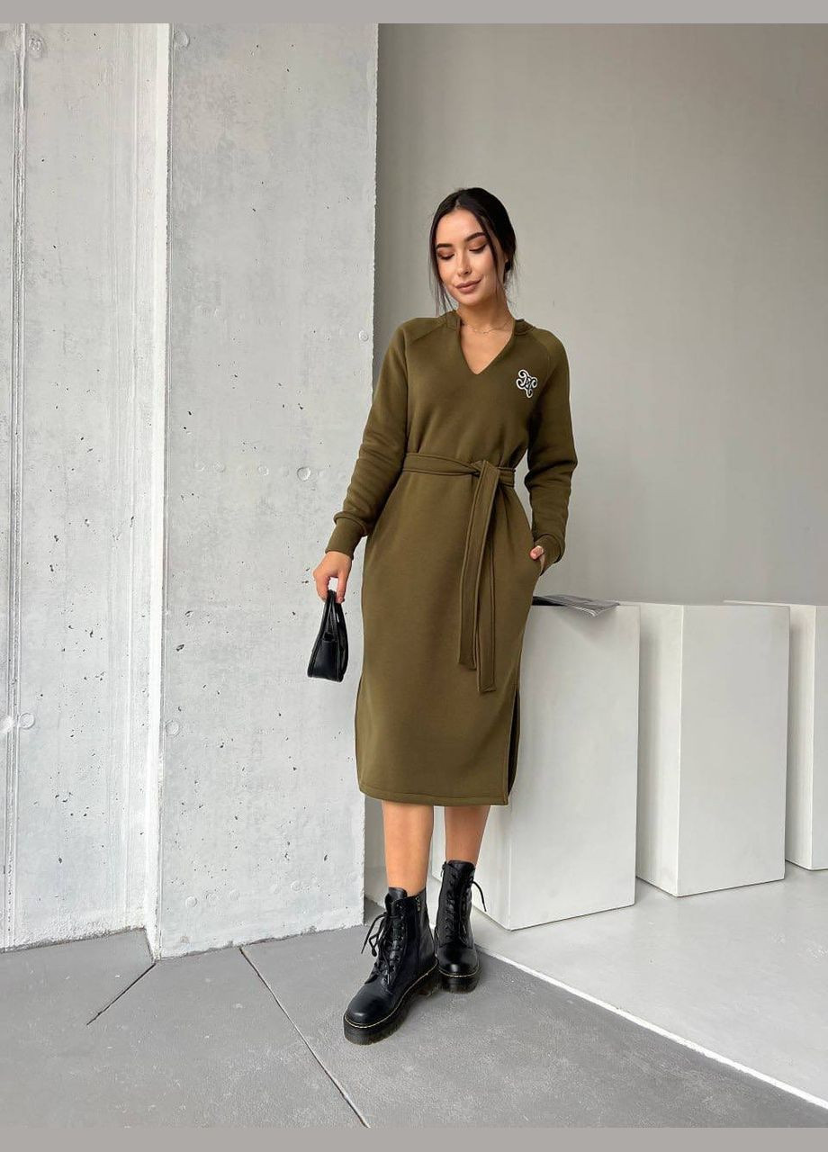Оливковое (хаки) платье с поясом на флисе цвета хаки 29379 No Brand однотонное