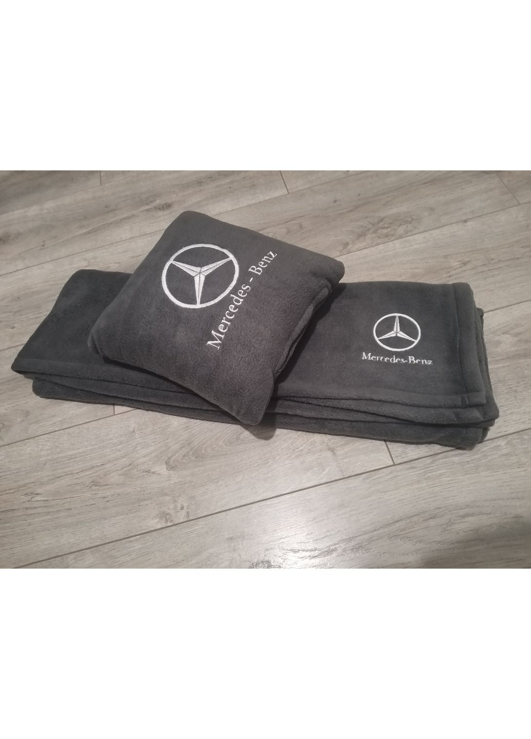 Подушка и плед в автомобиль с вышивкой логотипа "Mercedes-Benz" No Brand (369717278)