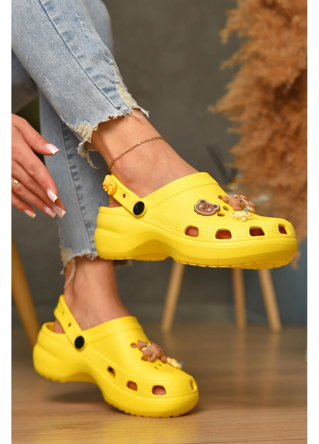 Крокси жіночі жовтого кольору Let's Shop (362460772)