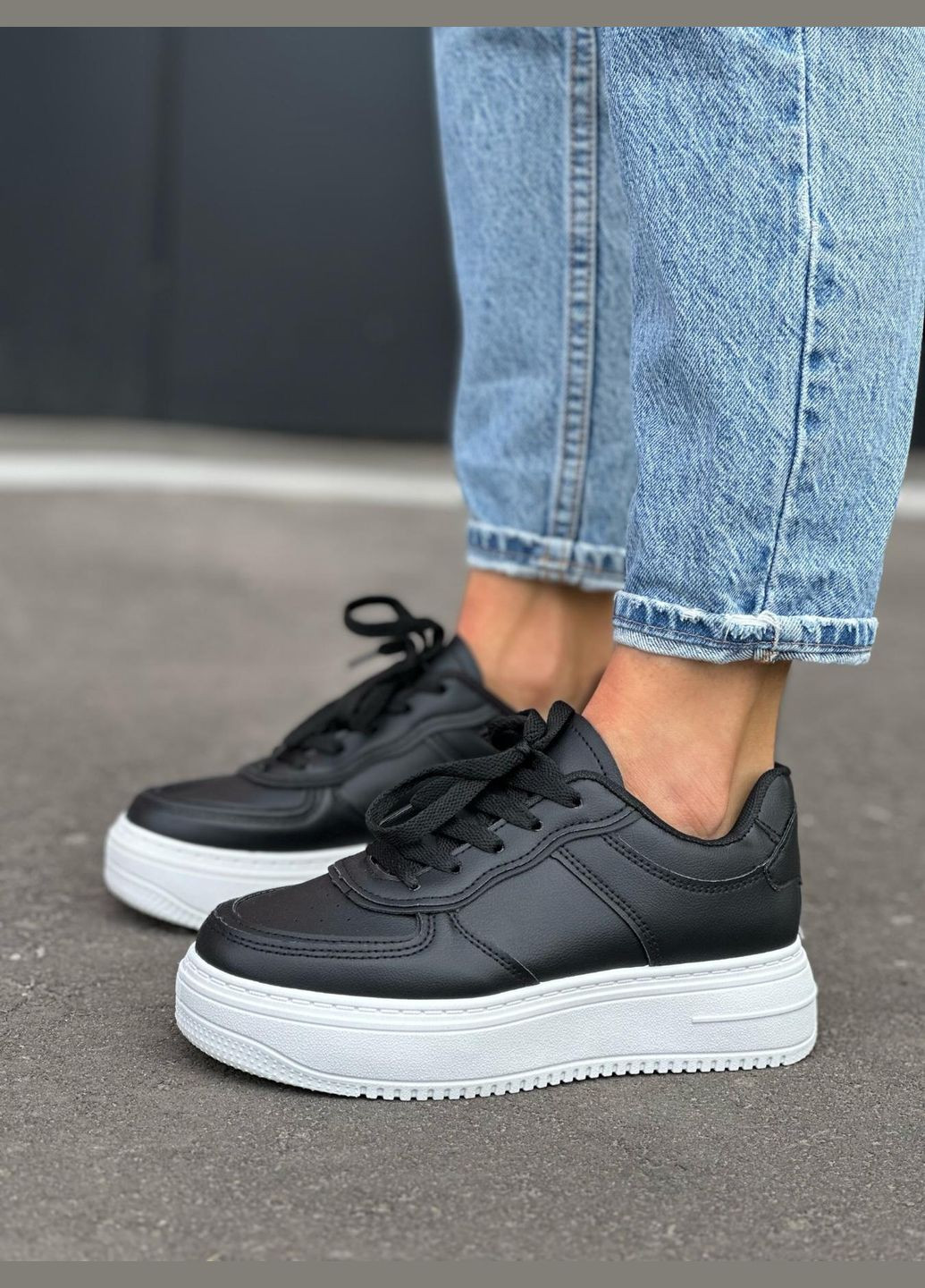 Черные женские черные кроссовки на белой высокой подошве повседневные кеды из экокожи No Brand