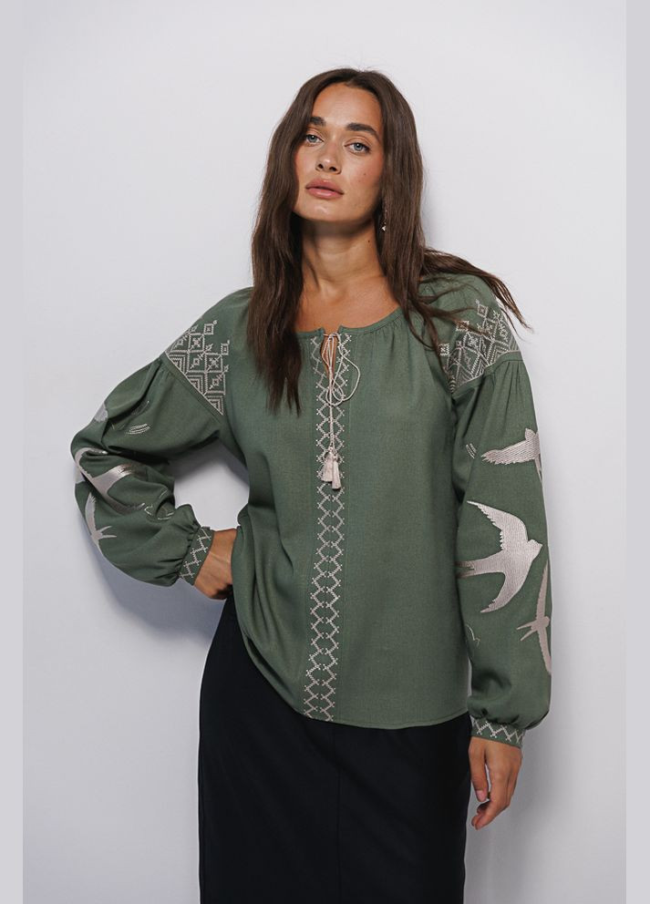 Оливкова жіноча вишиванка з ластівками гладдю темно-оливкова Arjen льон (302337041)