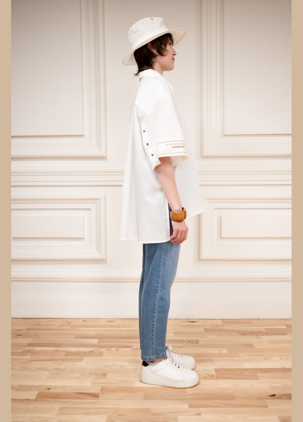 Белая оверсайз белая рубка с кратким рукавом и принтом килдер Dolcedonna