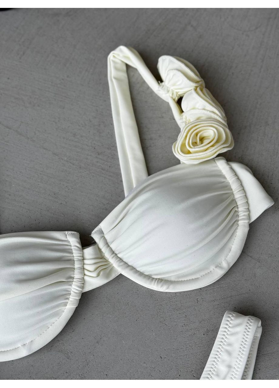 Білий літній жіночий купальник бікіні з квітковим декором та бюстьє-топом / жіночий роздільний купальник білий з обʼємними трояндами No Brand