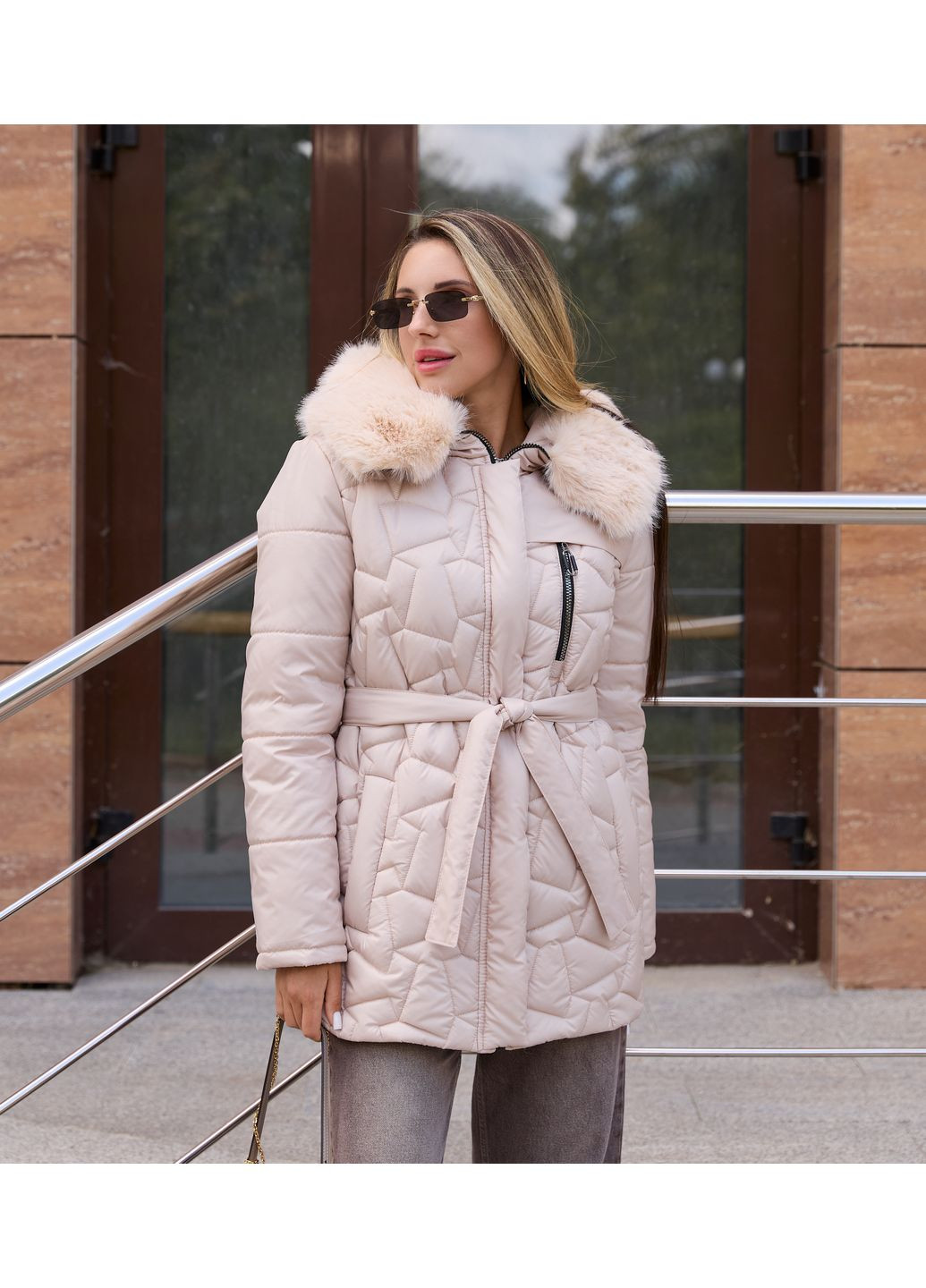 Бежевая зимняя куртка MN