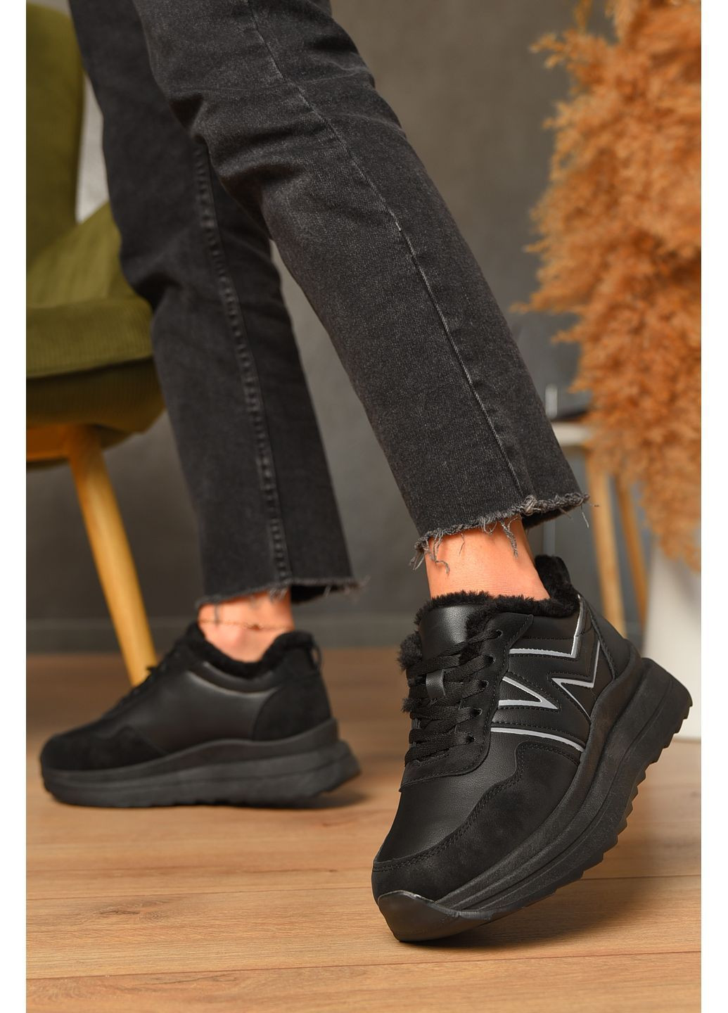Кросівки жіночі зимові чорного кольору на шнурівці Let's Shop чорні зими (362027503)