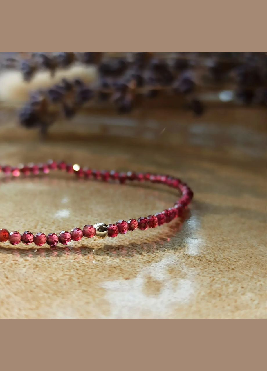 Браслет на гумці натуральний камінь Гранат + намистина вставка колір срібло, фур-ра гіп-ний сплав d-2мм+- L-17-18см No Brand браслет (301535124)