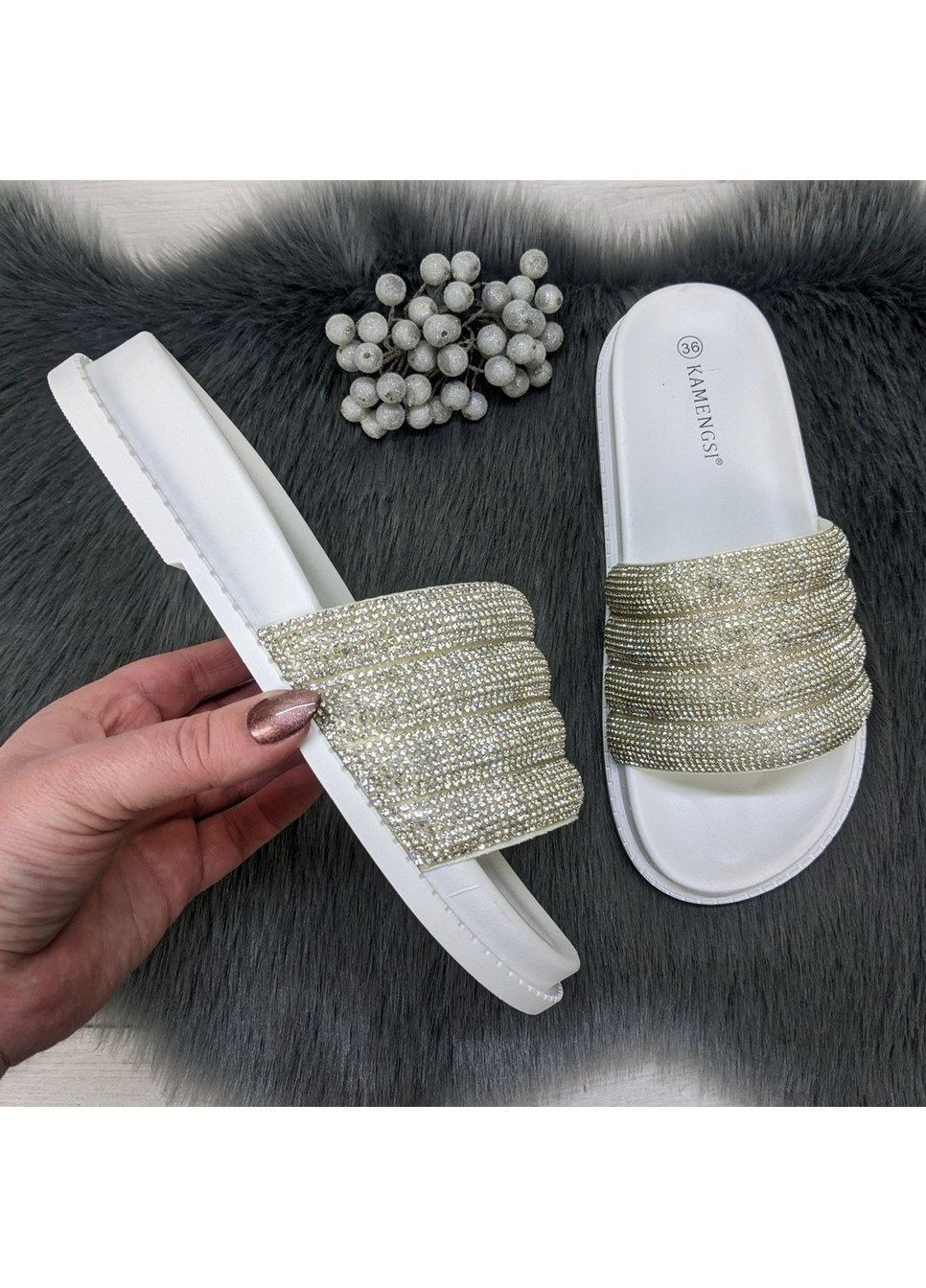 Белые шльопанцы женские со стразами Kamengsi