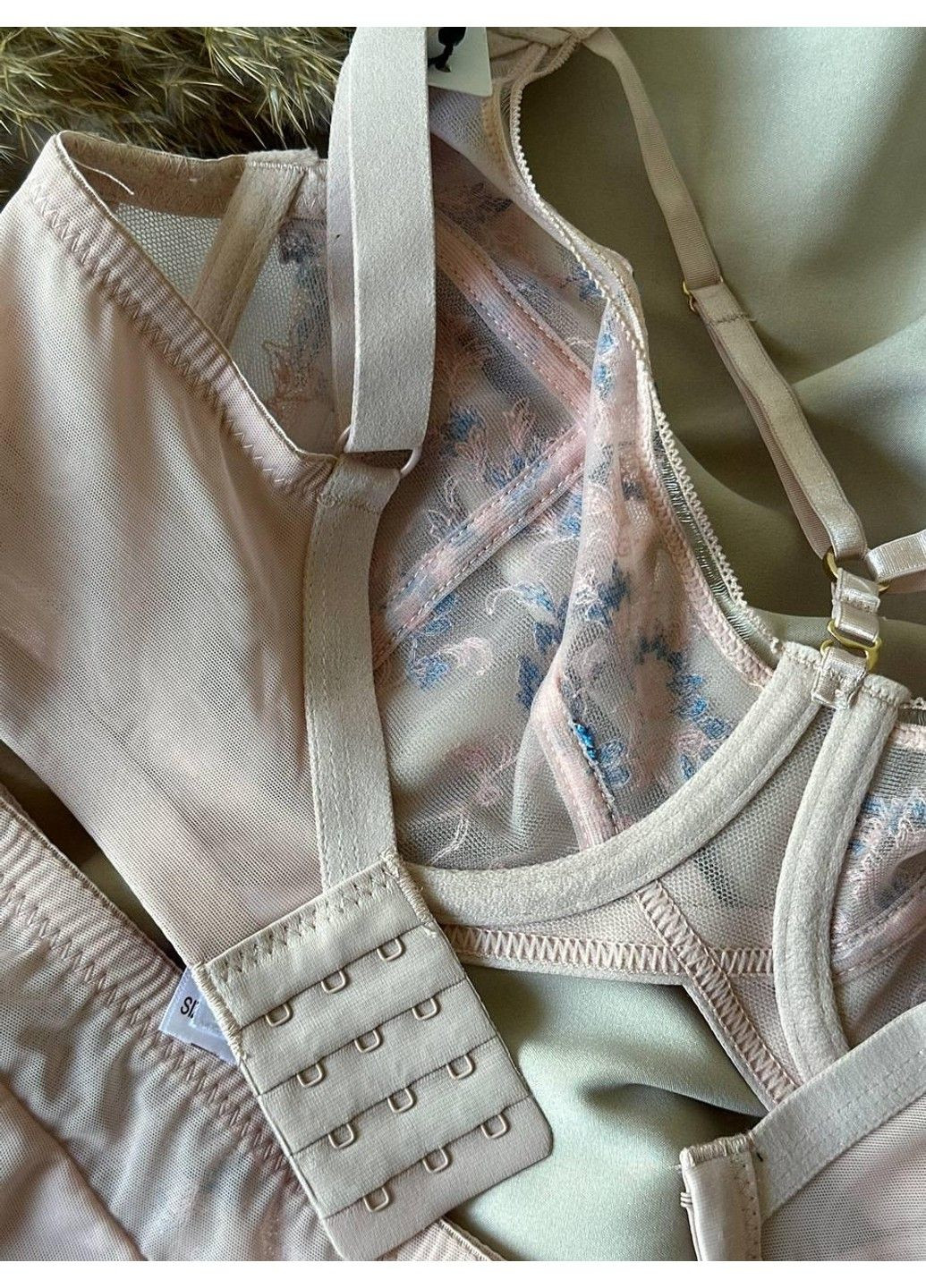 Пудровый комплект бюстгальтер + трусики бразилианы 383 пудровый CHLX