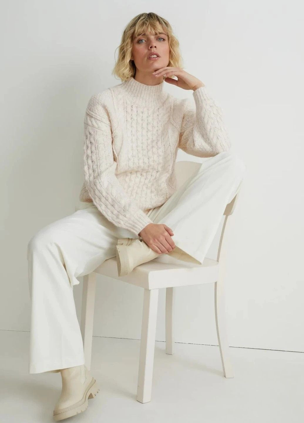 Молочный демисезонный свитер в составе с шерстью C&A