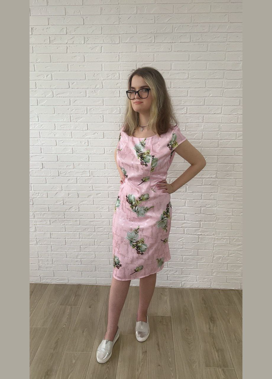 Рожева повсякденний, кежуал рожеве шовкове атласне літнє жіноче плаття-футляр міді з квітковим принтом футляр, сукня-футболка No Brand з квітковим принтом