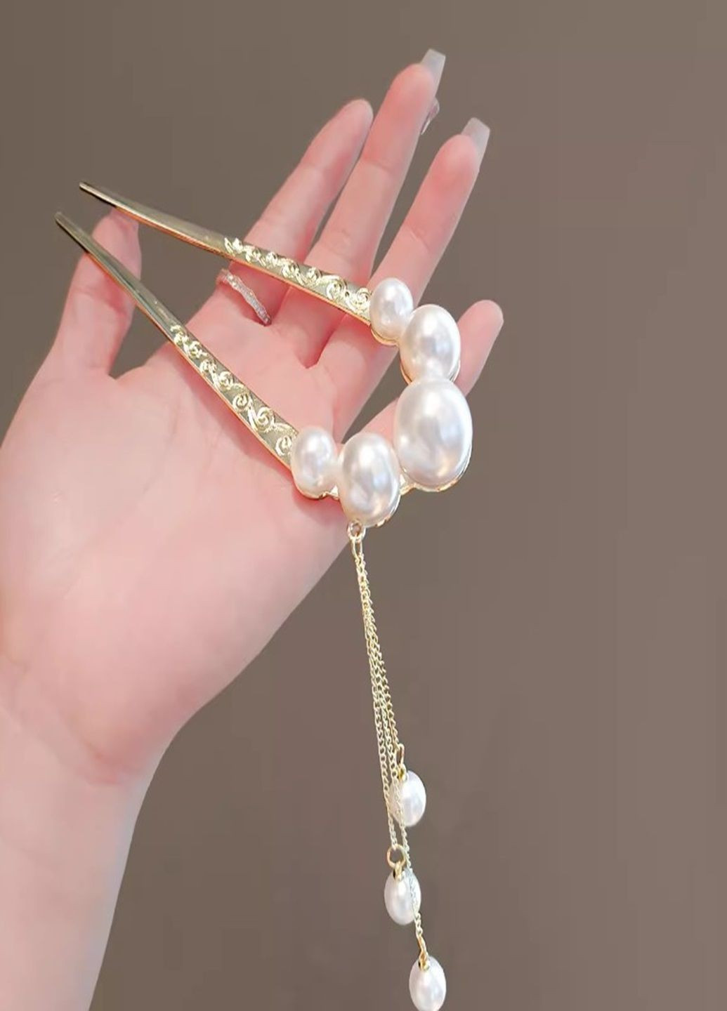 Заколка для волос "Белые жемчужины" с цепочкой U-образная металлическая заколка с жемчугом 14 см No Brand (283296390)