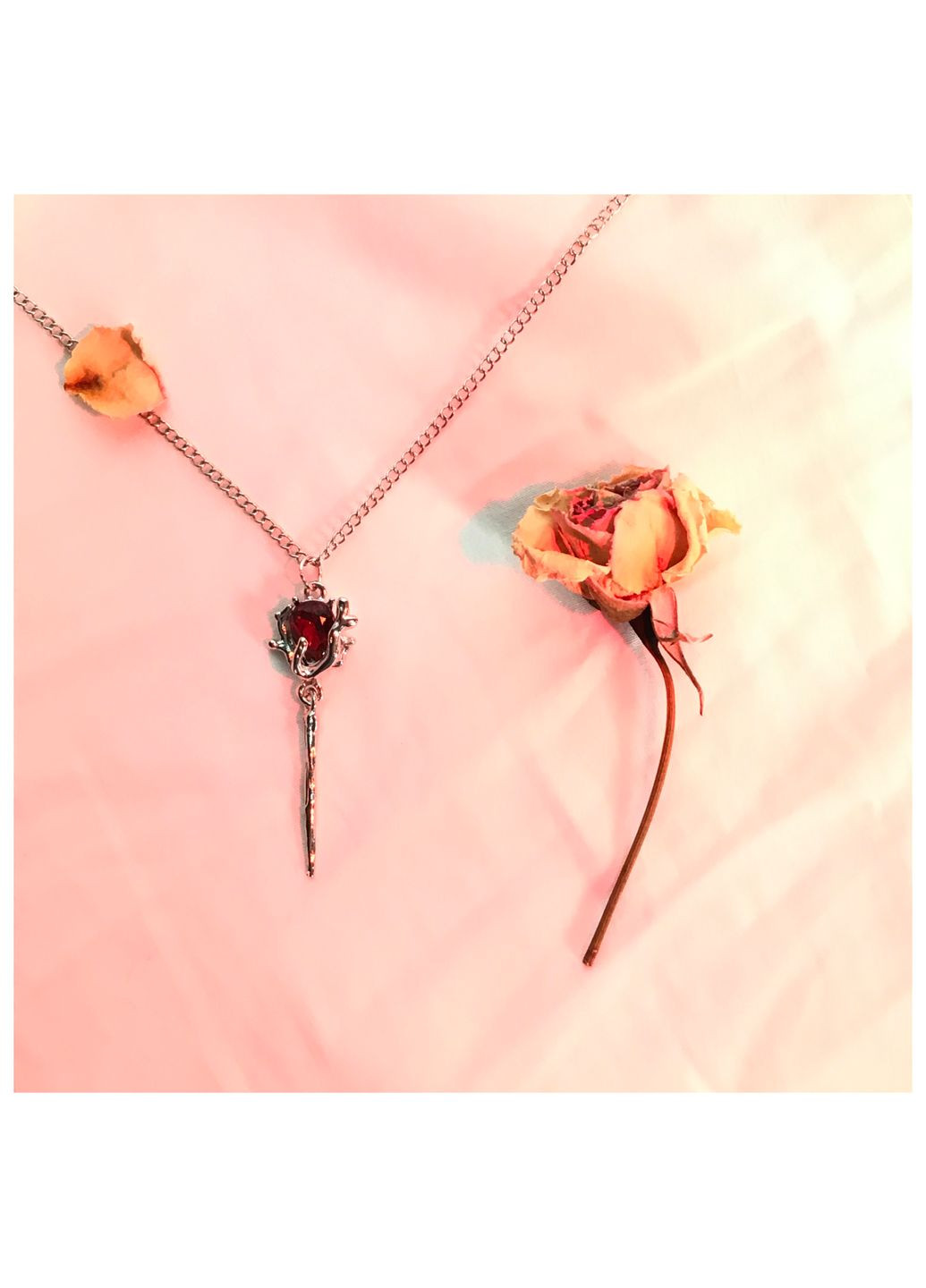 Многослойная цепочка с подвеской розы серебристое колье фэнтези кулон эстетика Сумерки длинный с красным кристалликом камнем No Brand (329892285)