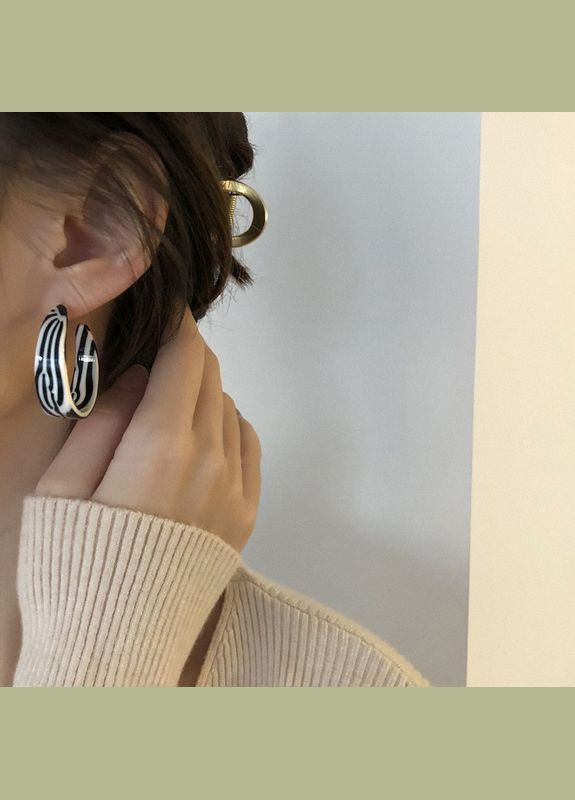 Сережки-кільця цвяшки чорно-білий (12-142) No Brand (314931221)