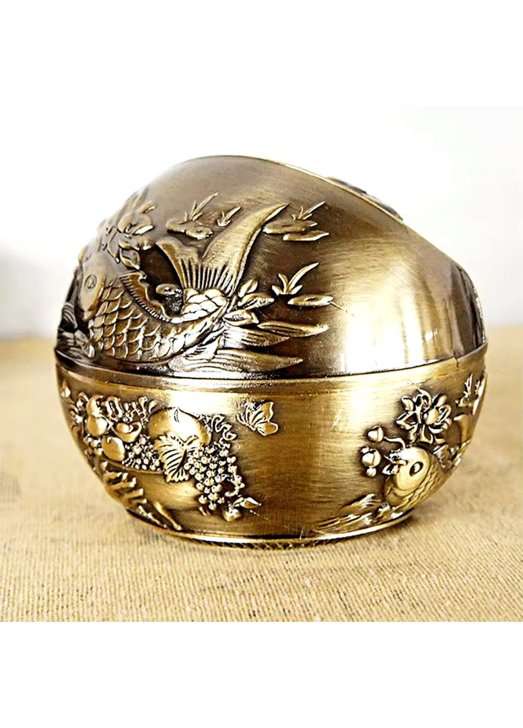 Металева попільничка у формі кулі з зображенням Чаші достатку та коропів Коі (Колір Латунь) No Brand (307790783)