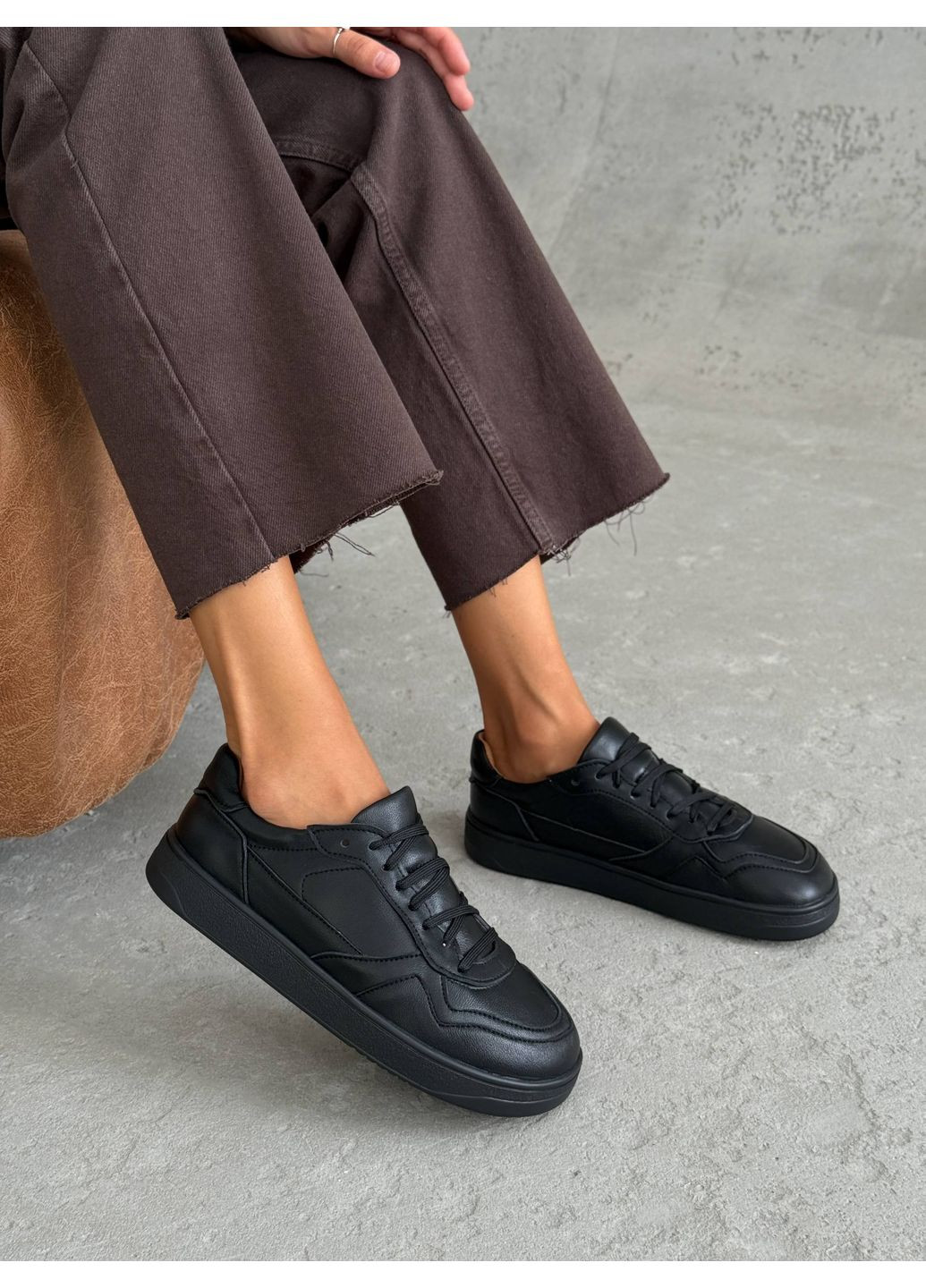 Черные анатомические кожаные кеды Helen