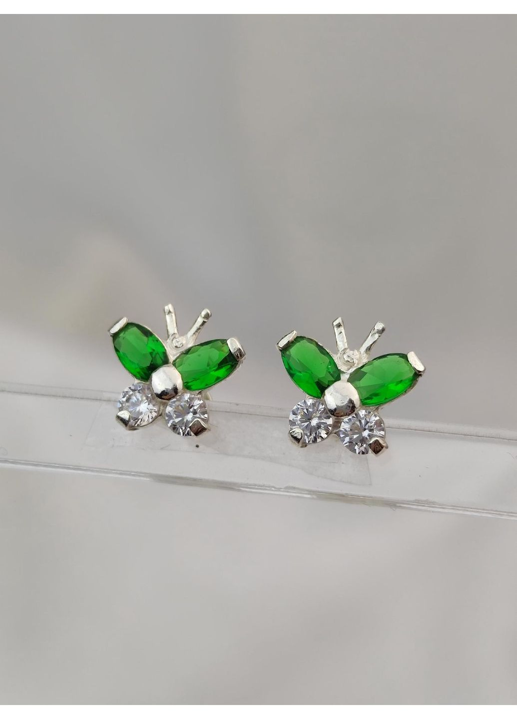 Серебряные серьги пусеты Бабочки с зелеными камушками детские серебро 925 пробы No Brand (367089329)