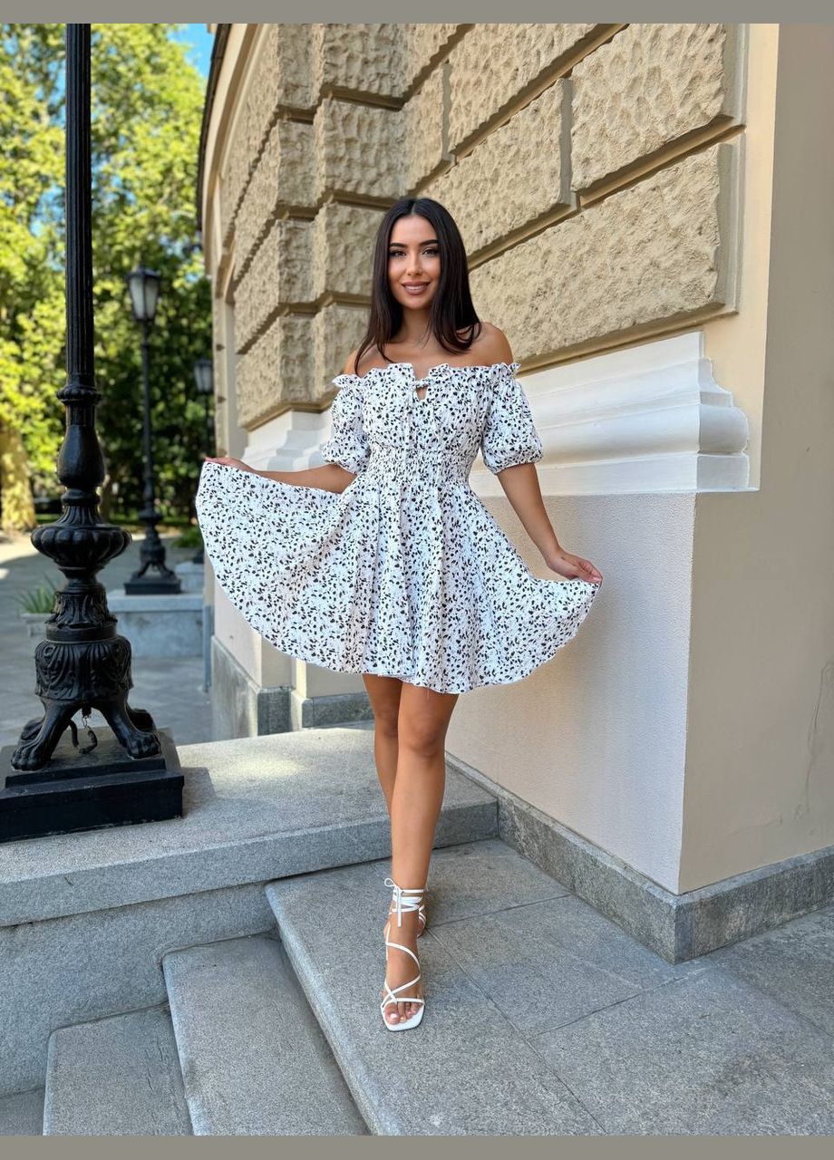 Молочна муслінове плаття міні в чорну квітку молочного кольору 31693 кльош No Brand з квітковим принтом