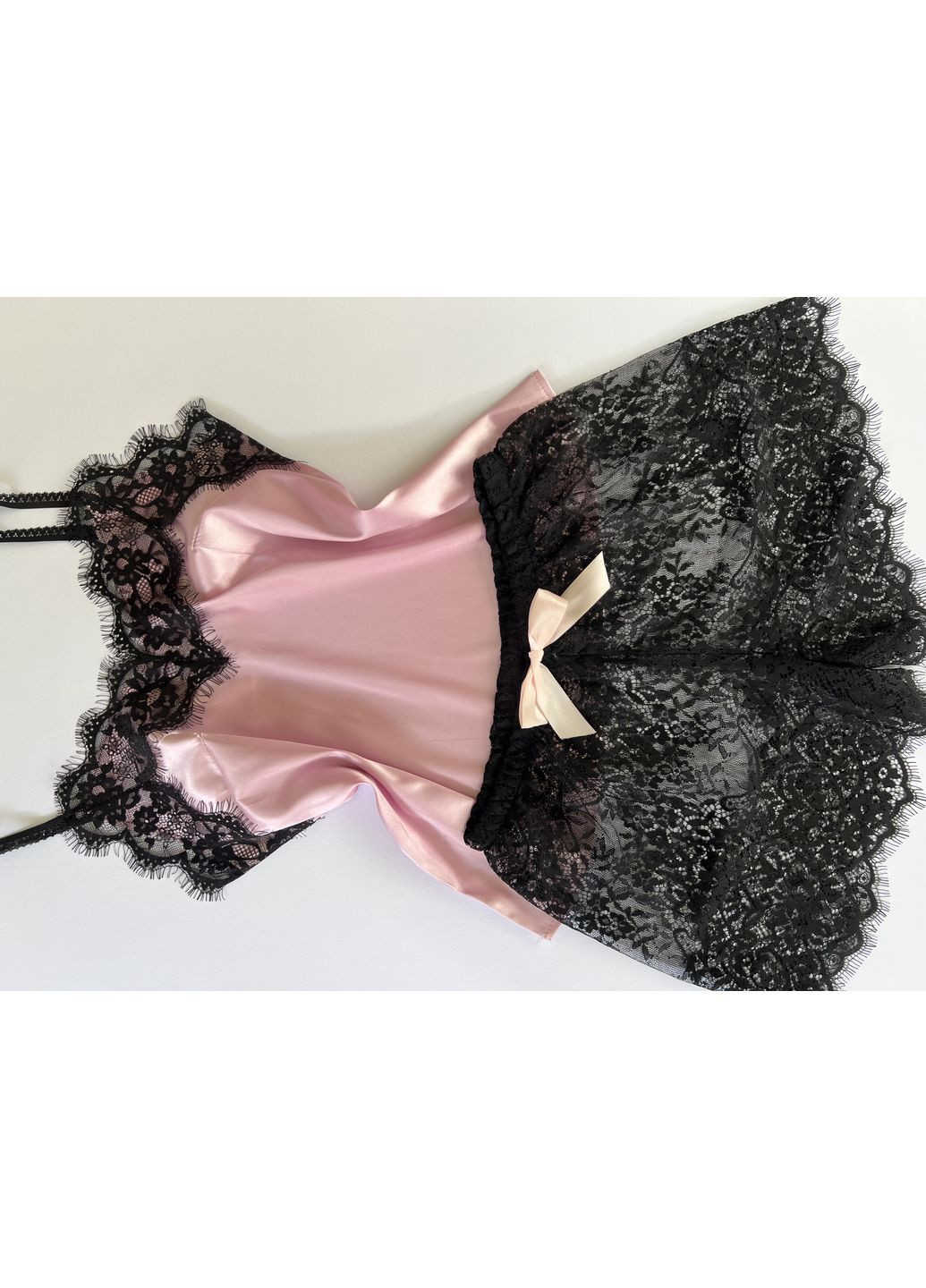 Пудрова всесезон жіноча шовкова піжама з мереживом – майка та шорти GorLin