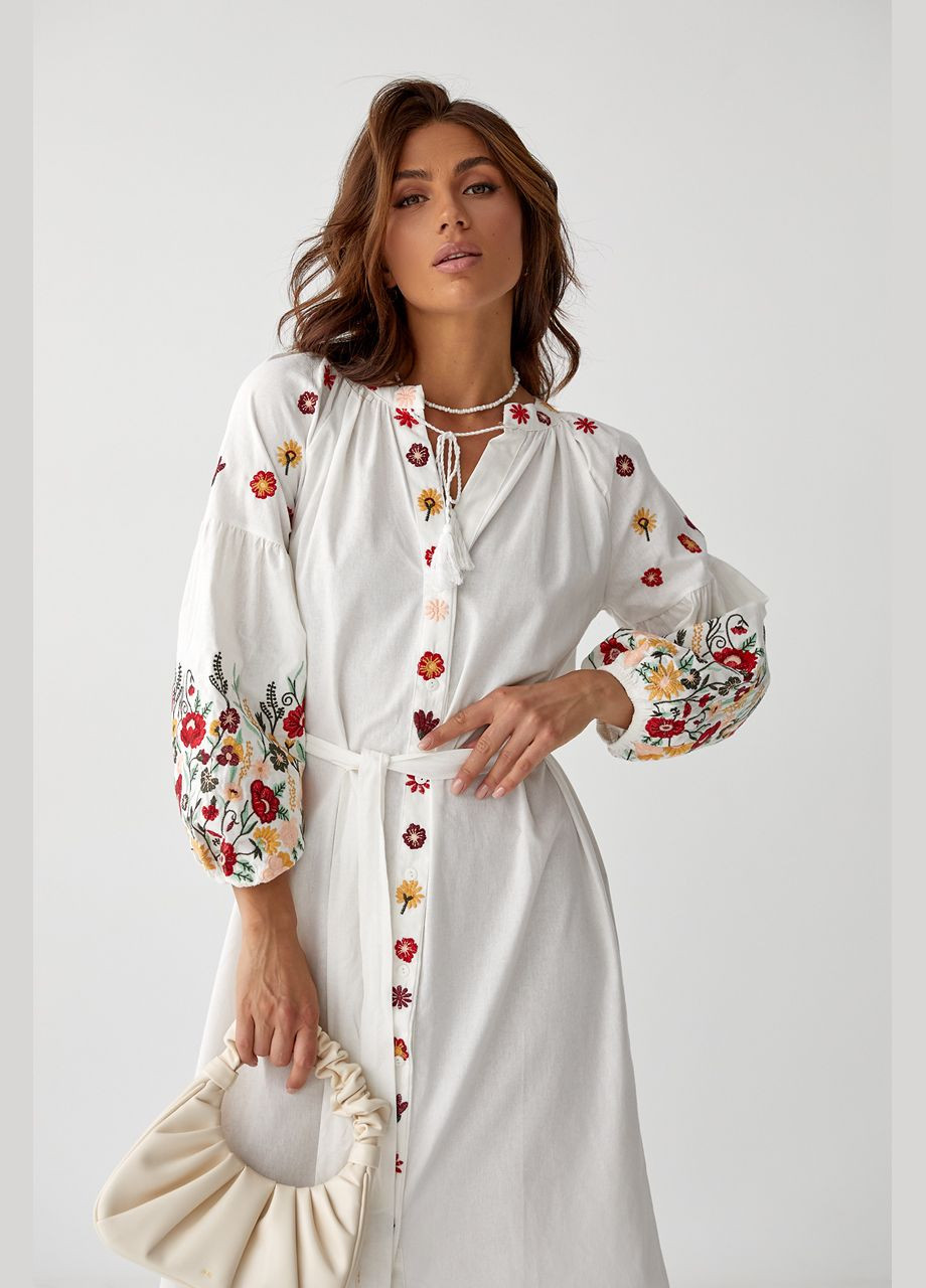 Белое женское платье-вышиванка на пуговицах с поясом ESQ