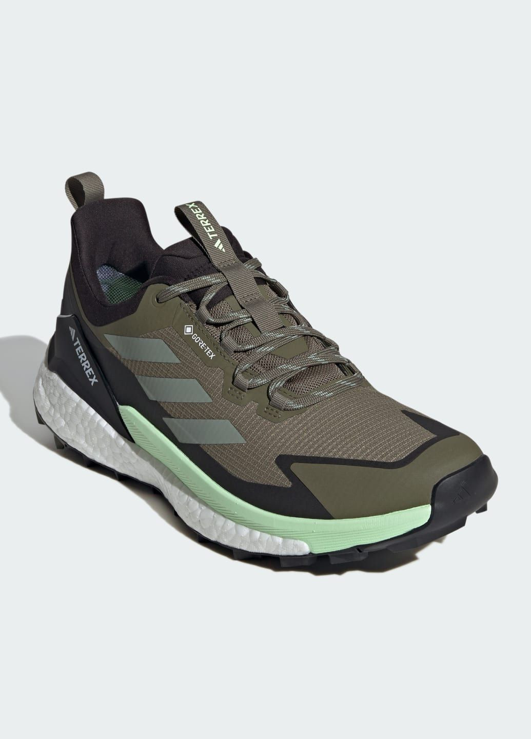 Зелені всесезон туристичні кросівки terrex free hiker 2.0 low gore-tex adidas