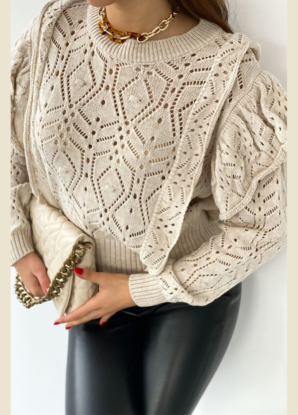 Бежевый женский ажурный свитер с бежевым водонами. You Best