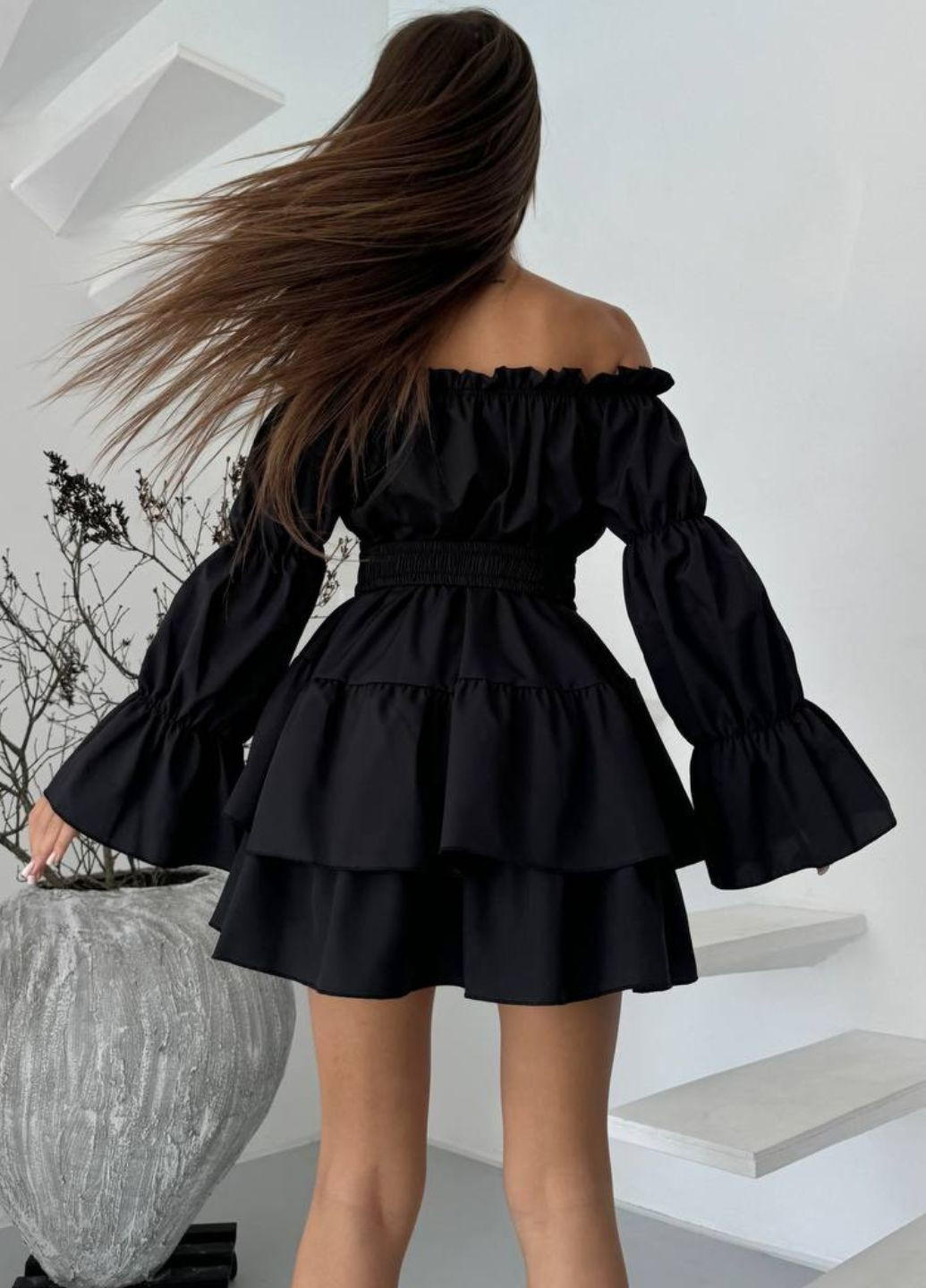Черное повседневный изысканное легкое летнее мини платье с воланами и эластичным поясом с открытыми плечами Tik-Tak однотонное